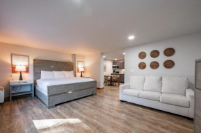 Cove Creek Lodge 108 Lakeside Executive King Suite